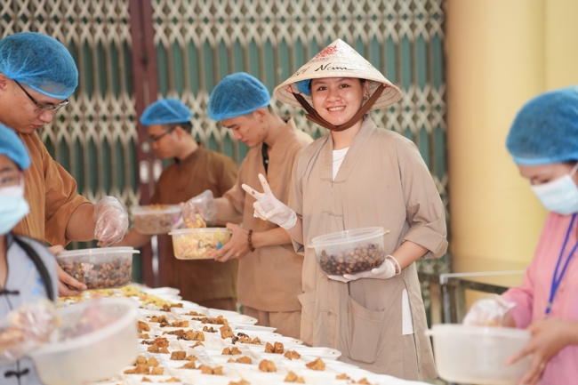 Từ Thiện: Tặng cơm chay định kỳ