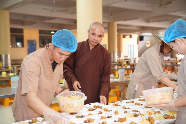 Từ Thiện: Tặng cơm chay định kỳ