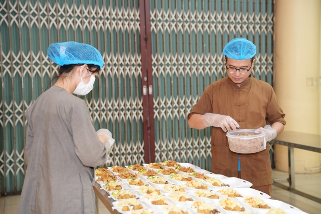 Từ Thiện: Tặng cơm chay định kỳ