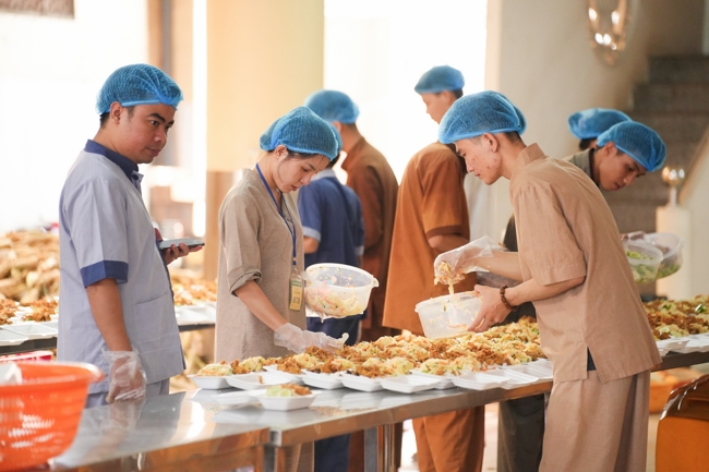 Từ Thiện: Tặng cơm chay định kỳ