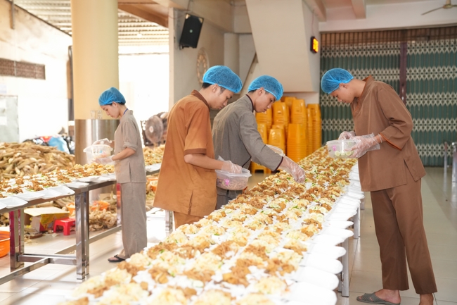 Từ Thiện: Tặng cơm chay định kỳ