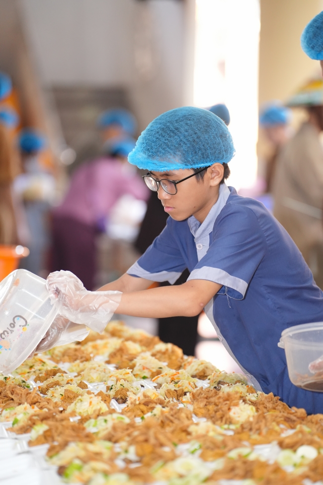 Từ Thiện: Tặng cơm chay định kỳ