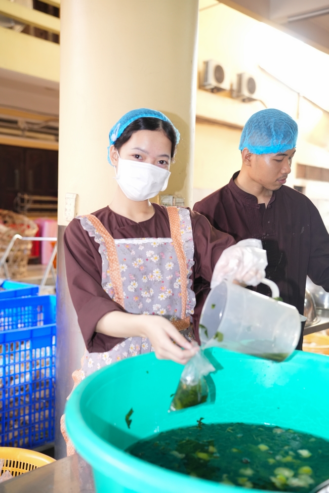 Từ Thiện: Tặng cơm chay định kỳ