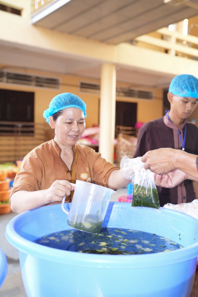 Từ Thiện: Tặng cơm chay định kỳ