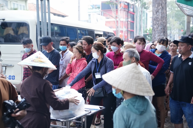 Từ Thiện: Tặng cơm chay định kỳ