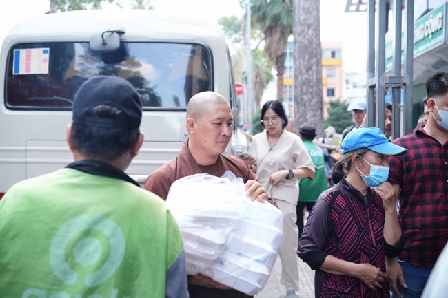 Từ Thiện: Tặng cơm chay định kỳ