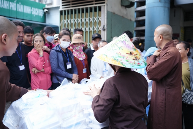 Từ Thiện: Tặng cơm chay định kỳ