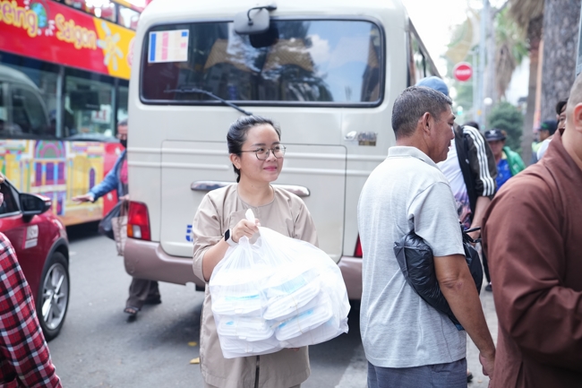 Từ Thiện: Tặng cơm chay định kỳ