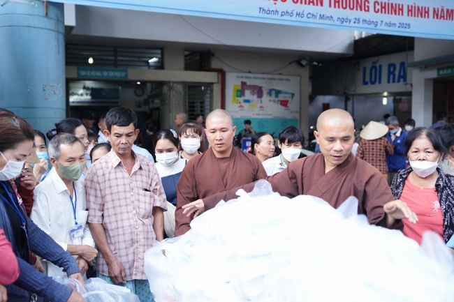 Từ Thiện: Tặng cơm chay định kỳ