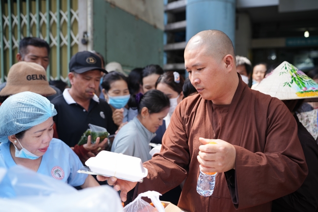 Từ Thiện: Tặng cơm chay định kỳ