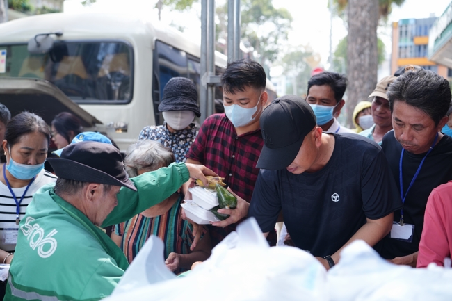 Từ Thiện: Tặng cơm chay định kỳ