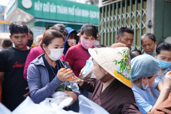 Từ Thiện: Tặng cơm chay định kỳ