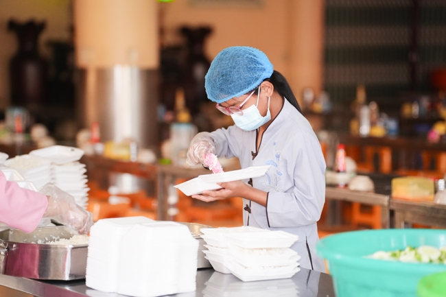 Từ Thiện: Tặng cơm chay định kỳ