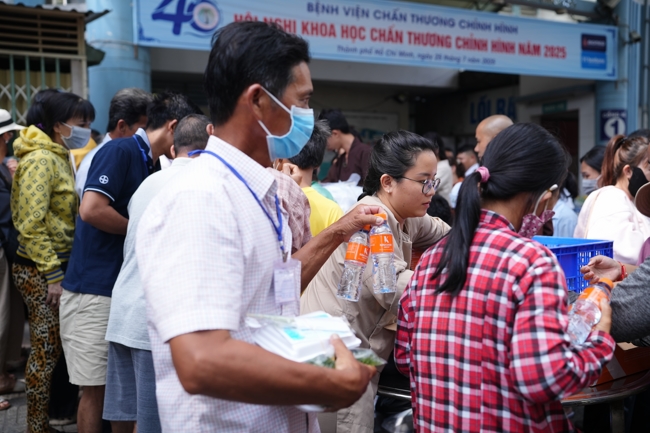 Từ Thiện: Tặng cơm chay định kỳ