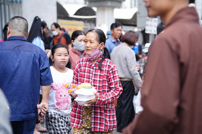 Từ Thiện: Tặng cơm chay định kỳ