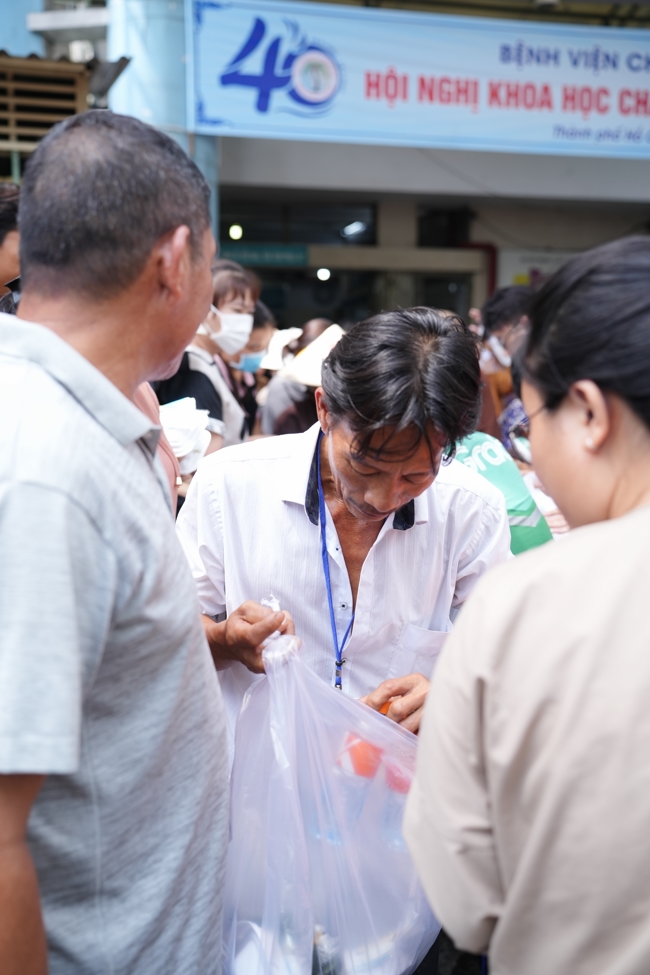 Từ Thiện: Tặng cơm chay định kỳ