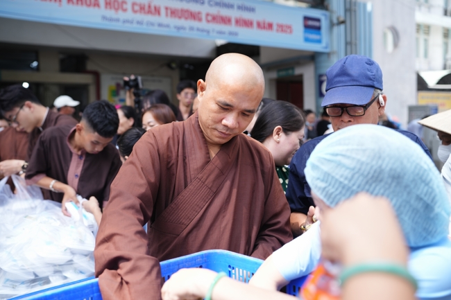 Từ Thiện: Tặng cơm chay định kỳ