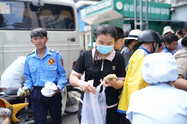 Từ Thiện: Tặng cơm chay định kỳ