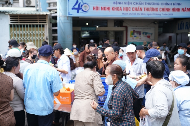 Từ Thiện: Tặng cơm chay định kỳ