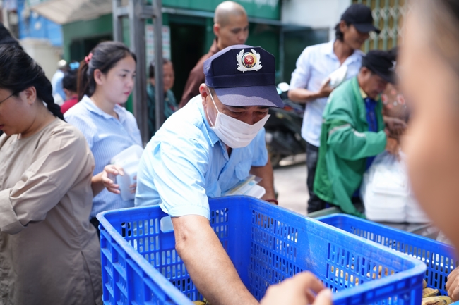 Từ Thiện: Tặng cơm chay định kỳ