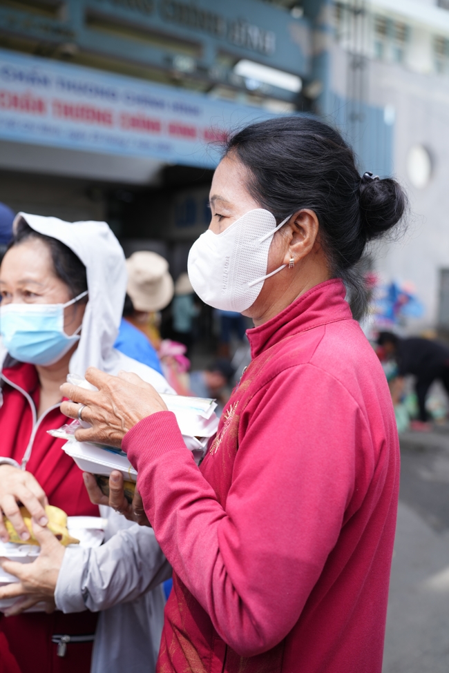 Từ Thiện: Tặng cơm chay định kỳ