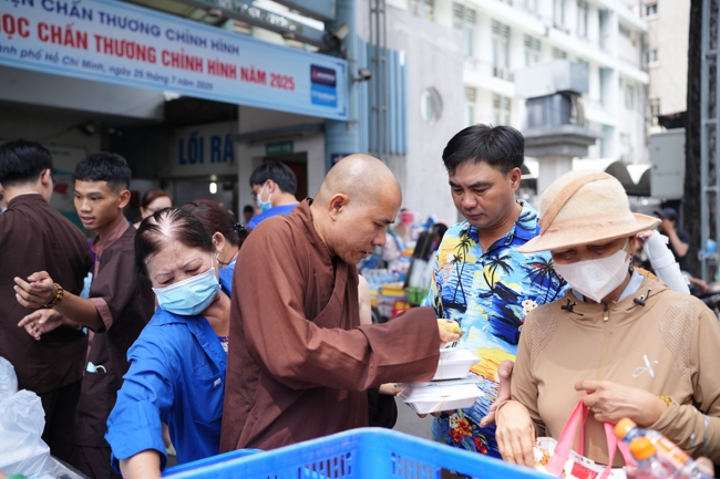 Từ Thiện: Tặng cơm chay định kỳ