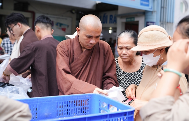 Từ Thiện: Tặng cơm chay định kỳ