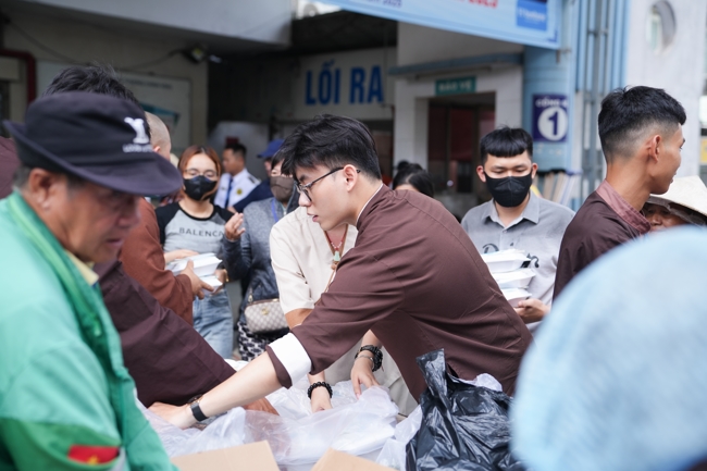 Từ Thiện: Tặng cơm chay định kỳ