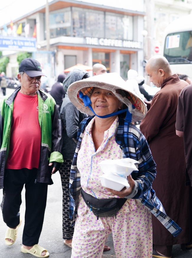 Từ Thiện: Tặng cơm chay định kỳ