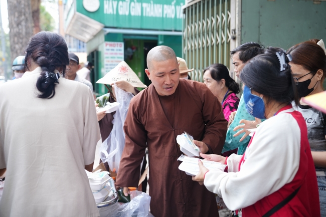 Từ Thiện: Tặng cơm chay định kỳ