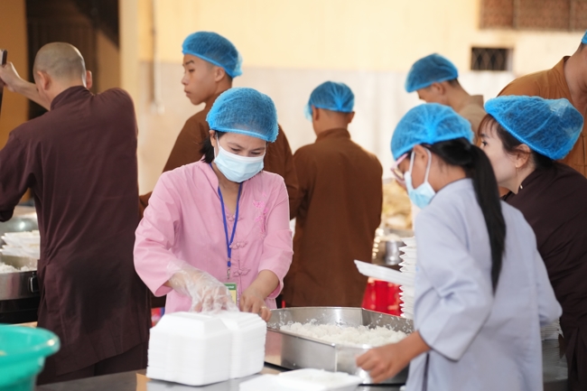 Từ Thiện: Tặng cơm chay định kỳ