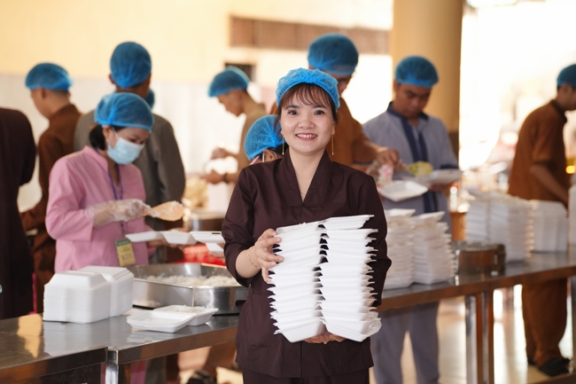 Từ Thiện: Tặng cơm chay định kỳ