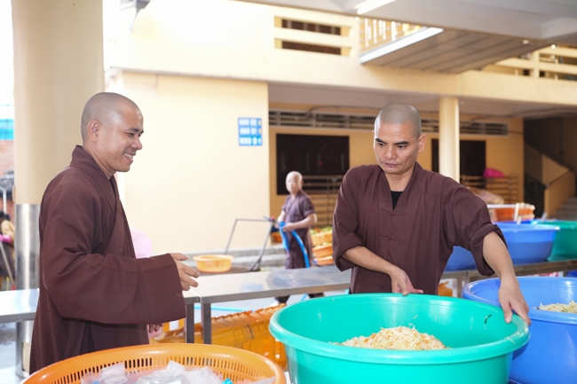 Từ Thiện: Tặng cơm chay định kỳ