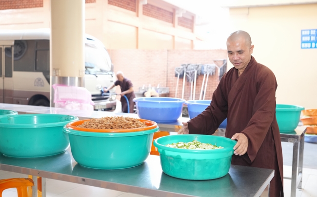 Từ Thiện: Tặng cơm chay định kỳ