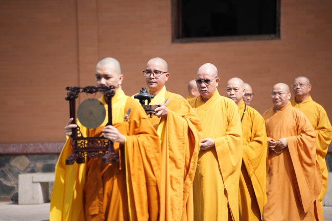 Permanent Director Board of Vietnam Buddhist Sangha in HCMC visiting Hoang Phap Pagoda