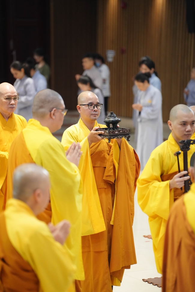 Permanent Director Board of Vietnam Buddhist Sangha in HCMC visiting Hoang Phap Pagoda