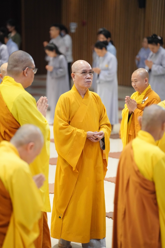 Permanent Director Board of Vietnam Buddhist Sangha in HCMC visiting Hoang Phap Pagoda