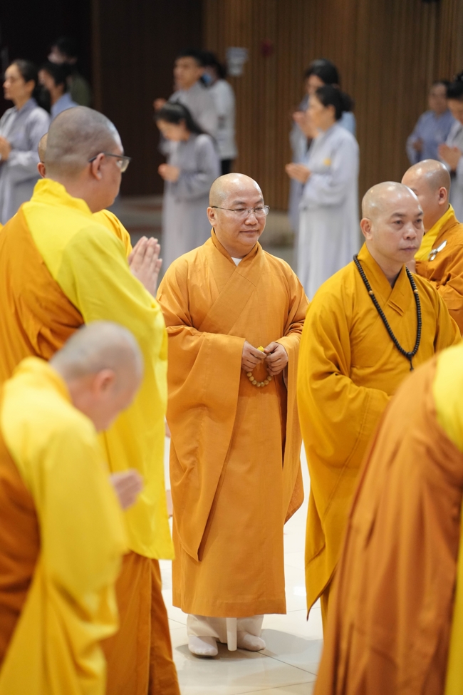 Permanent Director Board of Vietnam Buddhist Sangha in HCMC visiting Hoang Phap Pagoda