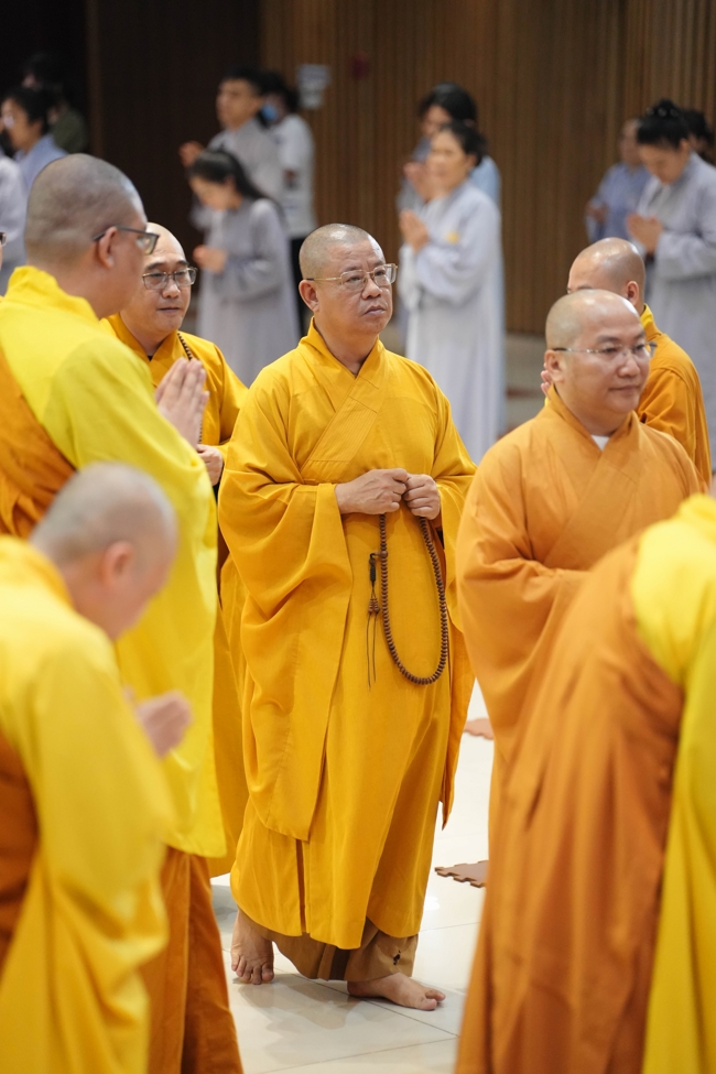 Permanent Director Board of Vietnam Buddhist Sangha in HCMC visiting Hoang Phap Pagoda