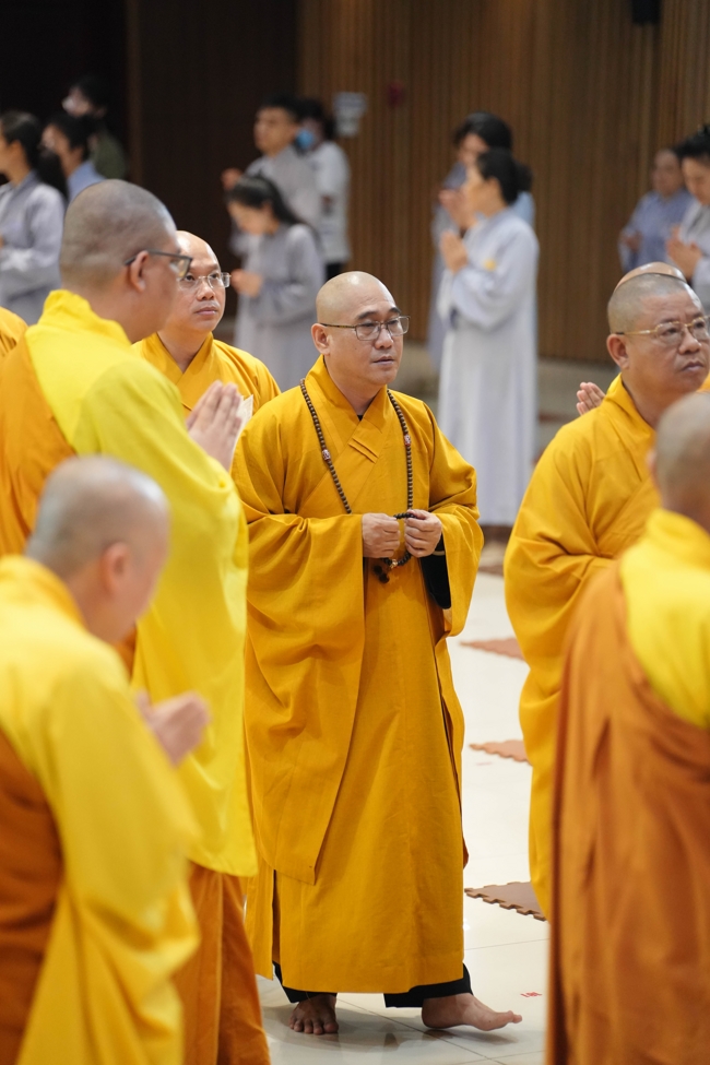 Permanent Director Board of Vietnam Buddhist Sangha in HCMC visiting Hoang Phap Pagoda