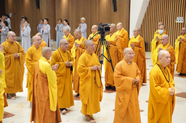 Permanent Director Board of Vietnam Buddhist Sangha in HCMC visiting Hoang Phap Pagoda