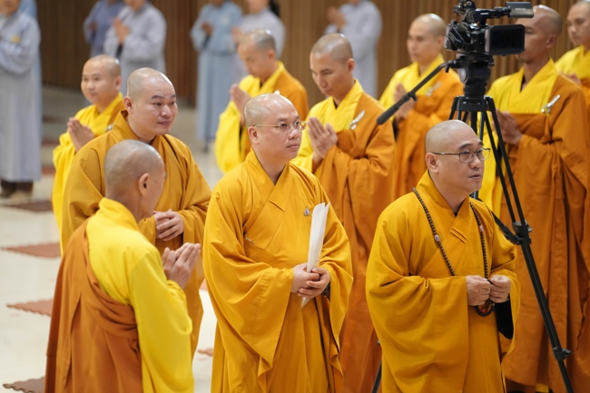 Permanent Director Board of Vietnam Buddhist Sangha in HCMC visiting Hoang Phap Pagoda