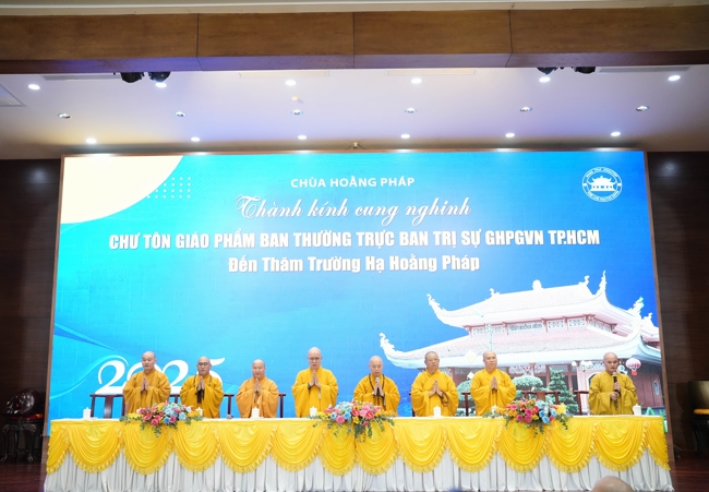 Permanent Director Board of Vietnam Buddhist Sangha in HCMC visiting Hoang Phap Pagoda
