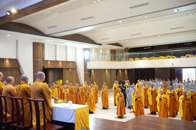 Permanent Director Board of Vietnam Buddhist Sangha in HCMC visiting Hoang Phap Pagoda