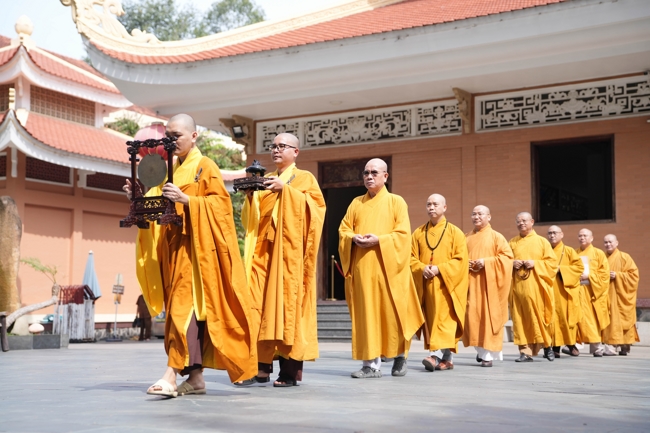 Permanent Director Board of Vietnam Buddhist Sangha in HCMC visiting Hoang Phap Pagoda