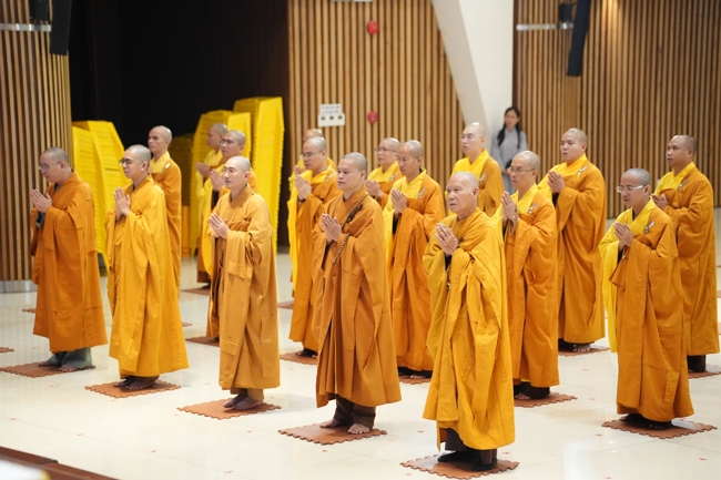 Permanent Director Board of Vietnam Buddhist Sangha in HCMC visiting Hoang Phap Pagoda