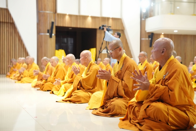 Permanent Director Board of Vietnam Buddhist Sangha in HCMC visiting Hoang Phap Pagoda