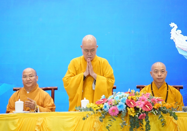 Permanent Director Board of Vietnam Buddhist Sangha in HCMC visiting Hoang Phap Pagoda