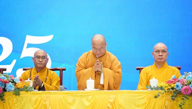 Permanent Director Board of Vietnam Buddhist Sangha in HCMC visiting Hoang Phap Pagoda