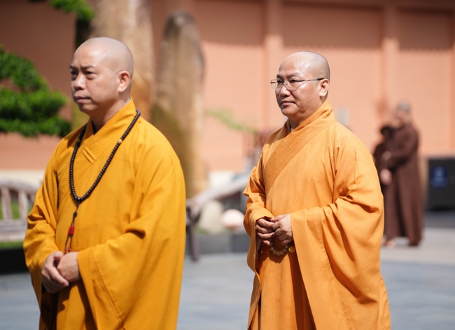 Permanent Director Board of Vietnam Buddhist Sangha in HCMC visiting Hoang Phap Pagoda